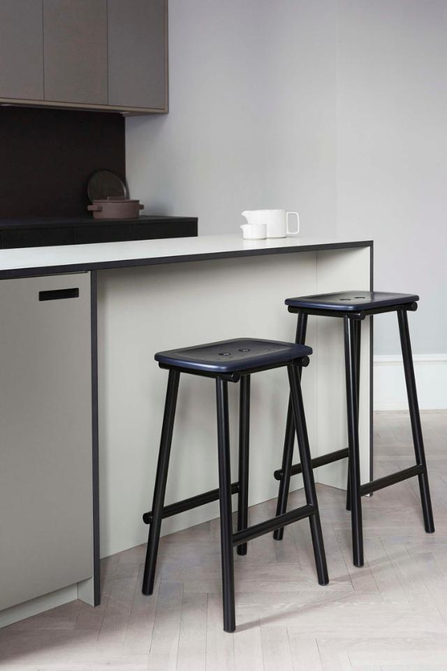 TUBBY TUBE bar stool - Black with Black ash seat