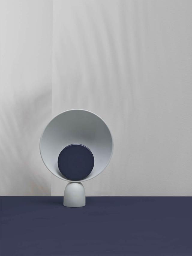 BLOOPER table lamp Ash Grey with Navy Blue disc
