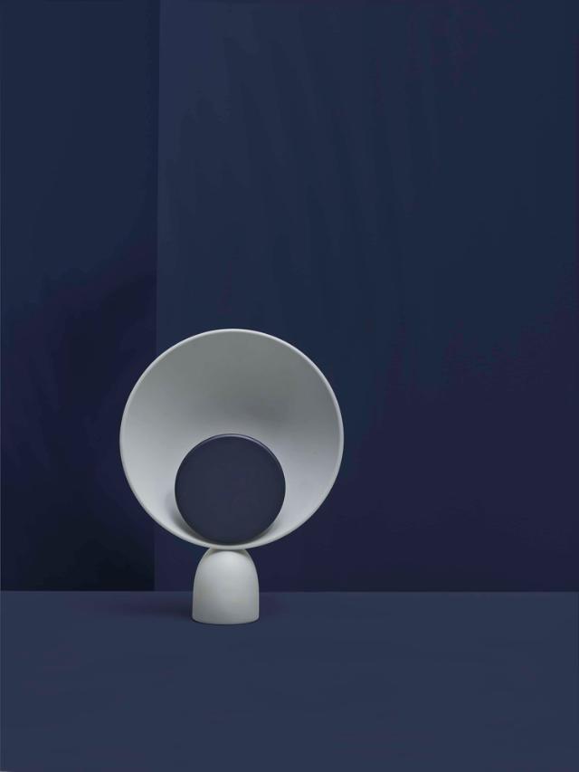 BLOOPER table lamp Ash Grey with Navy Blue disc