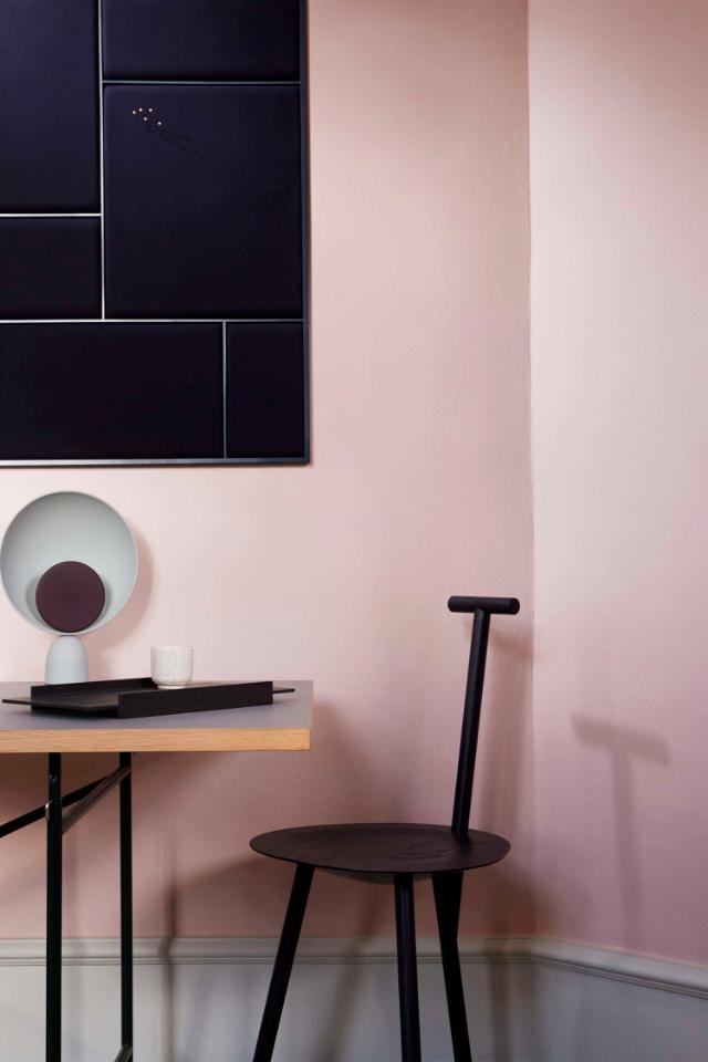 BLOOPER table lamp Ash Grey with Navy Blue disc